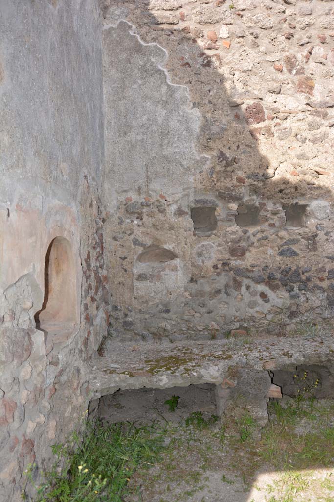 IX.5.9 Pompeii. May 2017. Room n, north-east corner of kitchen.
Foto Christian Beck, ERC Grant 681269 DCOR.
