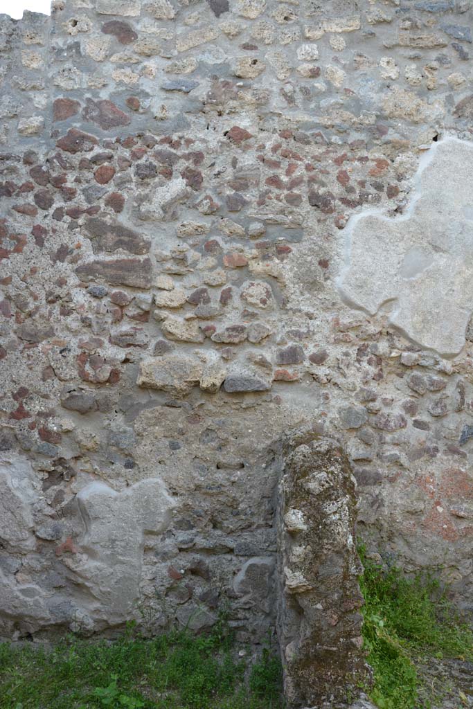 IX.5.9 Pompeii. May 2017. Room n/q, west wall with small wall dividing two rooms.
Foto Christian Beck, ERC Grant 681269 DCOR.
