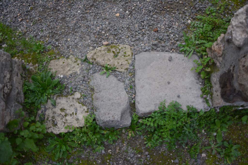 IX.5.9 Pompeii. March 2017. Room o, doorway threshold.
Foto Christian Beck, ERC Grant 681269 DCOR.

