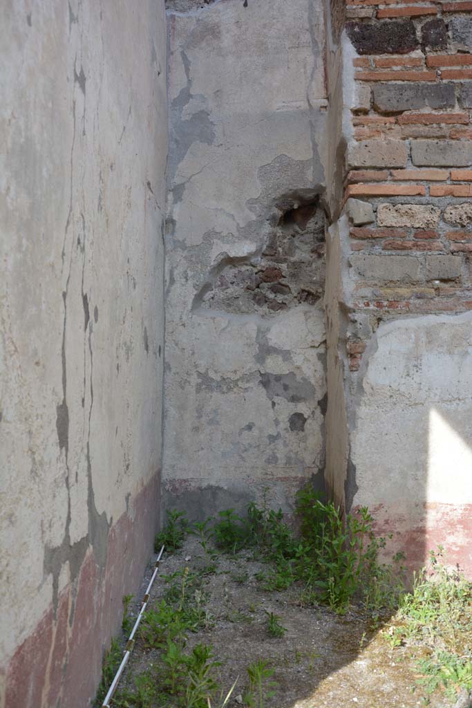 IX.5.9 Pompeii. May 2017. Room o, looking east to recess in north-east corner.
Foto Christian Beck, ERC Grant 681269 DCOR.

