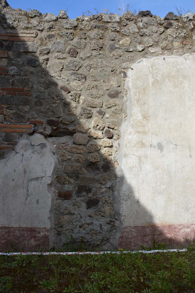 IX.5.9 Pompeii. May 2017. Room o, detail from centre of east wall.
Foto Christian Beck, ERC Grant 681269 DCOR.
