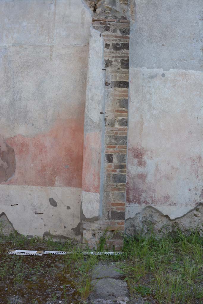 IX.5.9 Pompeii. May 2017. 
Room “p”, looking west along threshold towards pilaster at side of doorway, with south portico of room “i” on right. 
Foto Christian Beck, ERC Grant 681269 DÉCOR.


