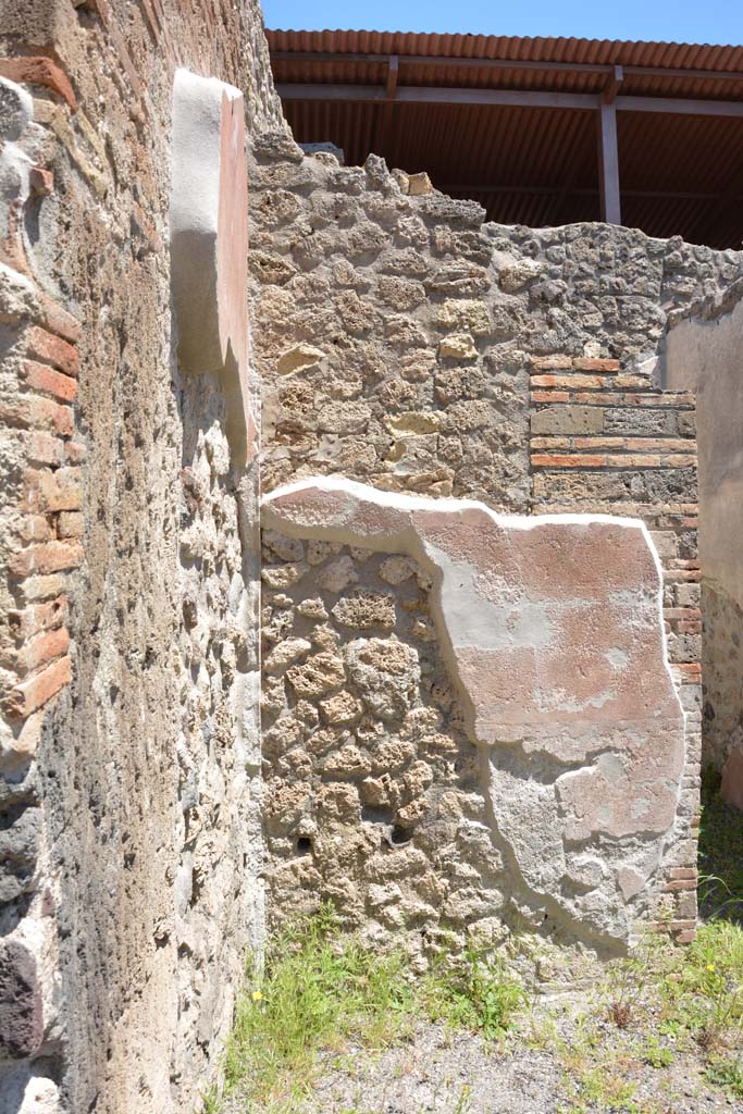 IX.5.9 Pompeii. May 2017. 
Room “b”, looking towards east wall of atrium in north-east corner, on north side of doorway to room “f”.   
Foto Christian Beck, ERC Grant 681269 DÉCOR.
