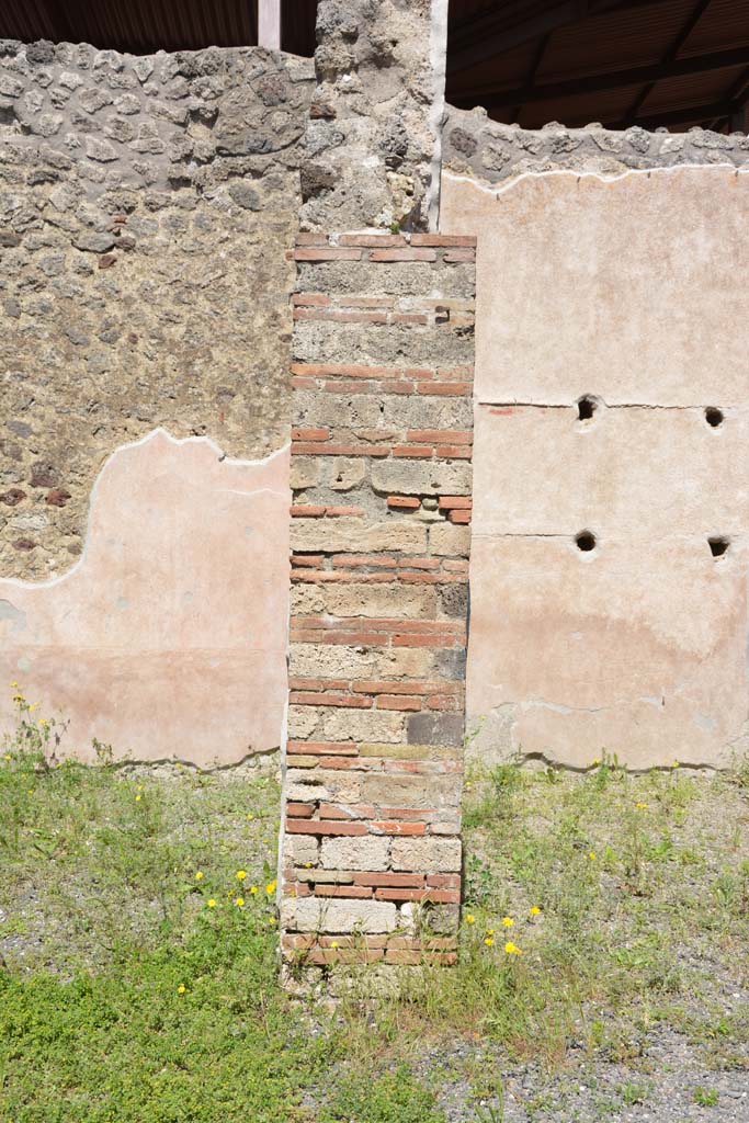 IX.5.9 Pompeii. May 2017. Room “b”, looking east to pilaster between rooms “g” and “h”.
Foto Christian Beck, ERC Grant 681269 DÉCOR.
