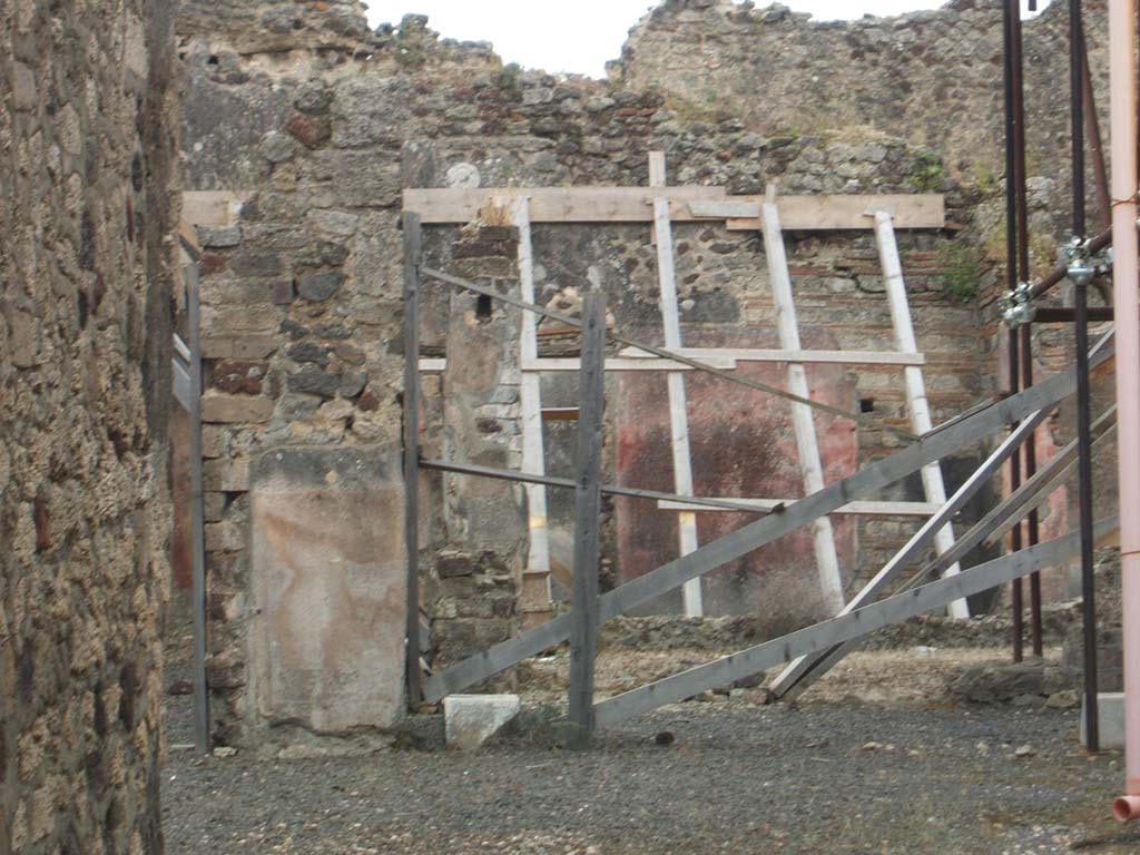 IX.5.9 Pompeii. May 2005. View across atrium “b” to peristyle “i”.