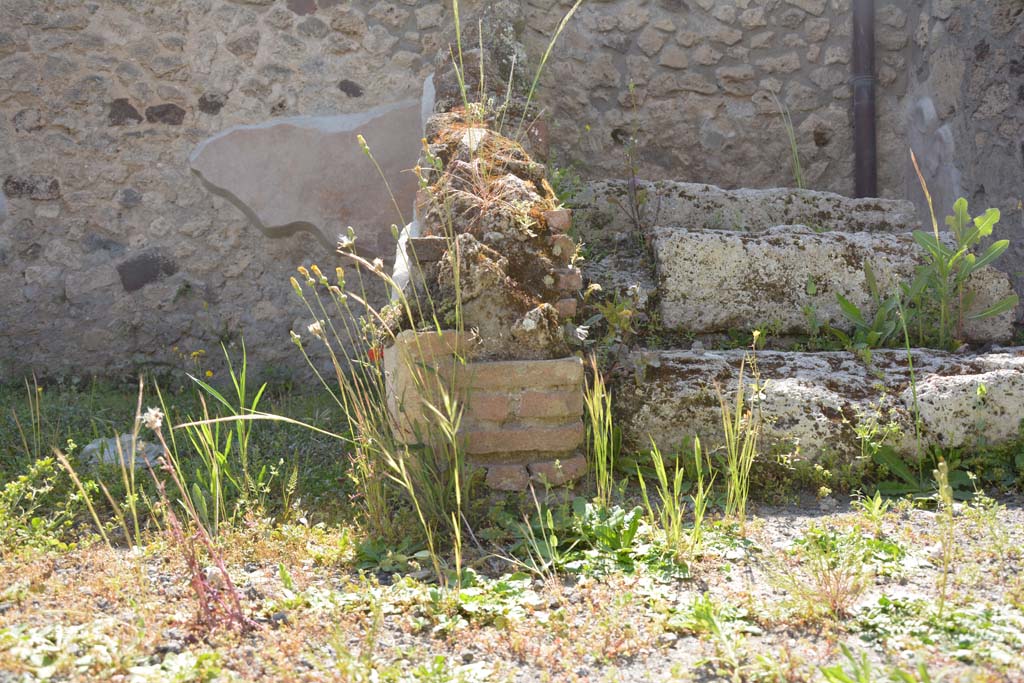 IX.5.9 Pompeii. May 2017. 
Room “b”, looking west to remains of pilaster between doorway to room “d”, on left, and room “c”, on right. 
Foto Christian Beck, ERC Grant 681269 DÉCOR.
