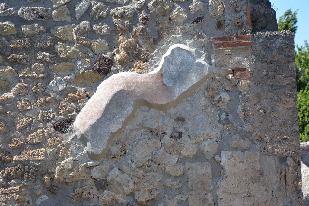 IX.5.9 Pompeii. May 2017. 
Room “b”, looking towards remaining plaster on north wall of atrium, on west side of entrance corridor.  
Foto Christian Beck, ERC Grant 681269 DÉCOR.
