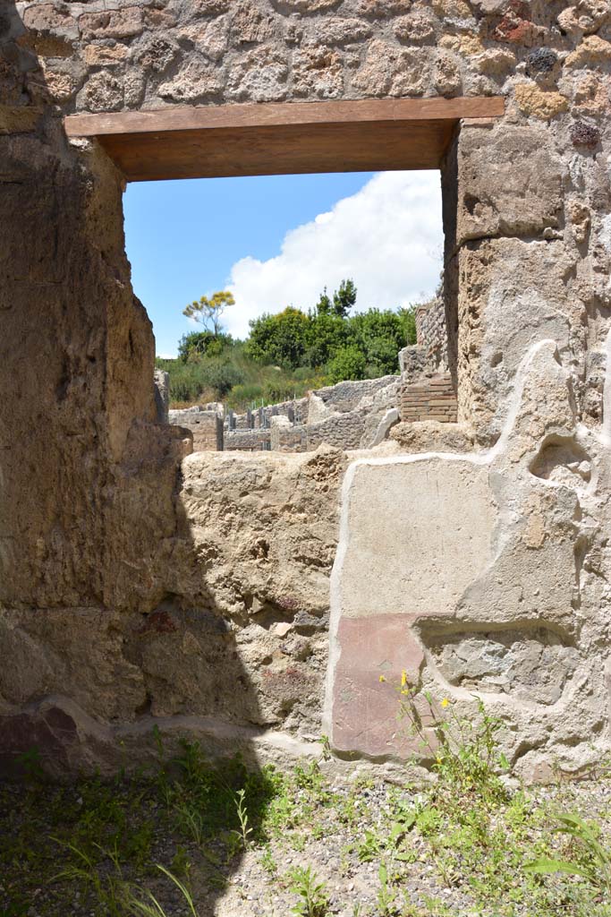 IX.5.9 Pompeii. May 2017. Room “f”, square window in north wall into shop at IX.5.10.
Foto Christian Beck, ERC Grant 681269 DÉCOR.
