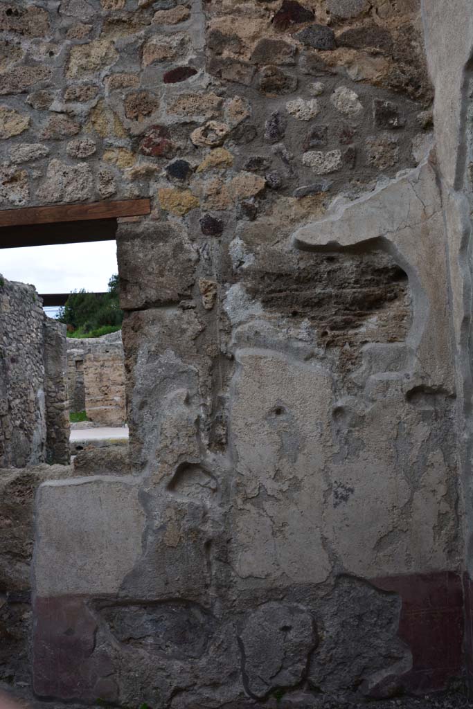 IX.5.9 Pompeii. March 2017. Room “f”, north wall on east side of window.
Foto Christian Beck, ERC Grant 681269 DÉCOR.
