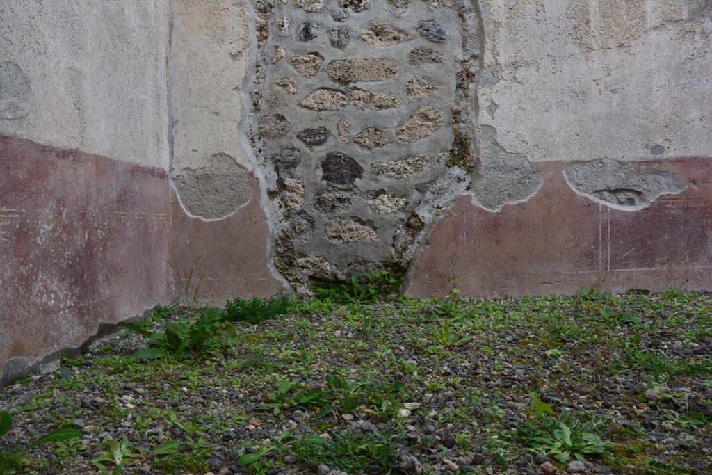 IX.5.9 Pompeii. March 2017. Room “f”, lower south wall at east end.
Foto Christian Beck, ERC Grant 681269 DÉCOR.
