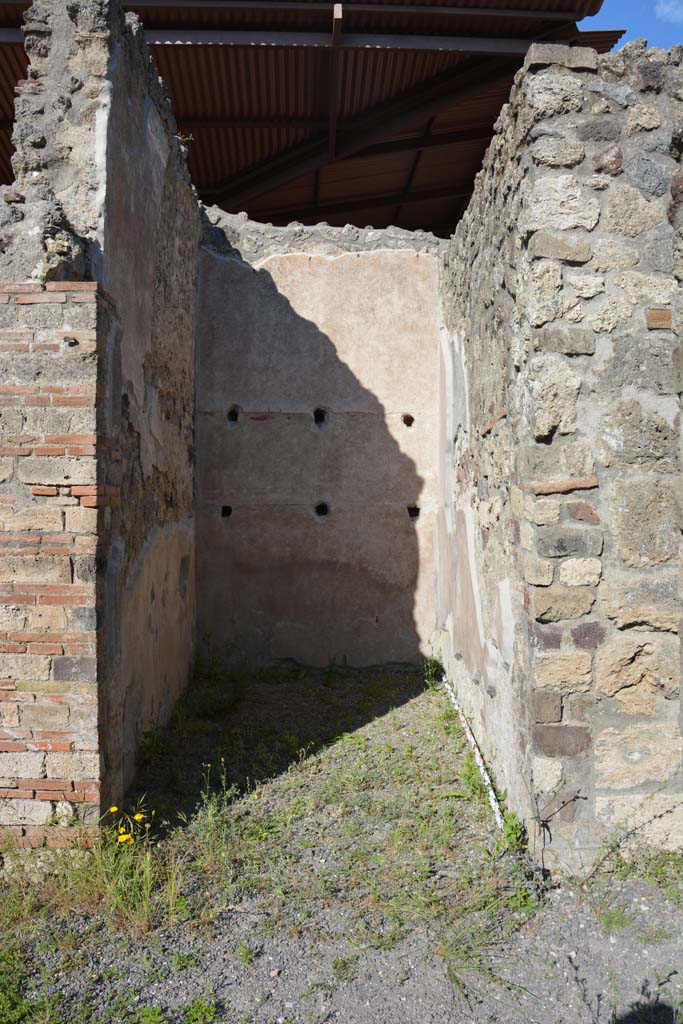 IX.5.9 Pompeii. May 2017. Room h, looking east from south-east corner of atrium b.
Foto Christian Beck, ERC Grant 681269 DCOR.
