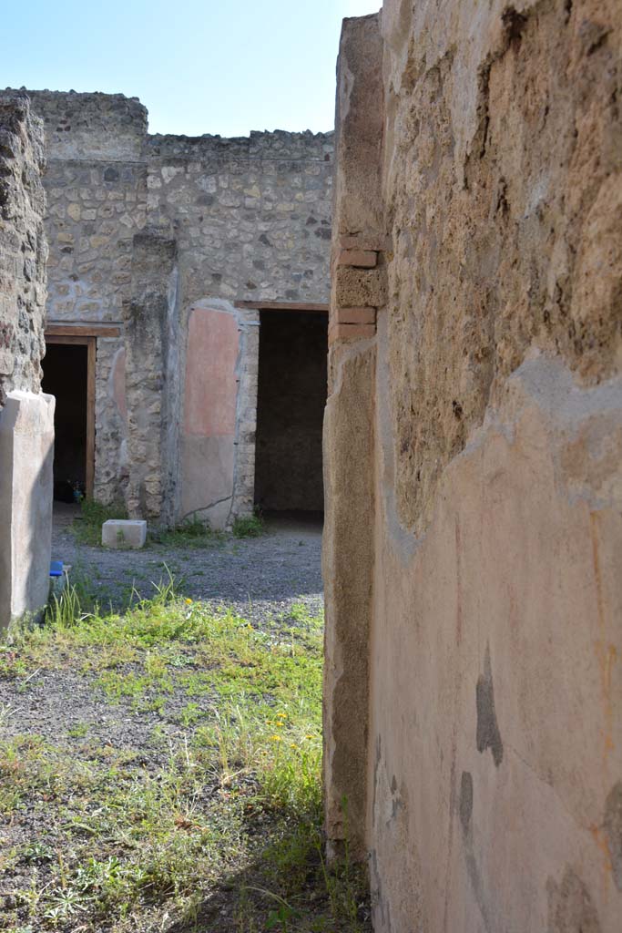 IX.5.9 Pompeii. May 2017. 
Room h, looking west along north wall towards north-west corner.
Foto Christian Beck, ERC Grant 681269 DCOR.
