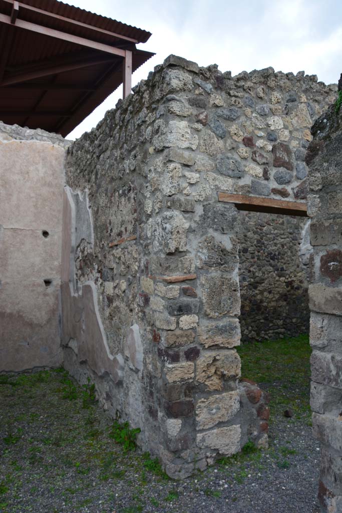 IX.5.9 Pompeii. March 2017. Room h, south wall with pilaster separating room m, centre right.
Foto Christian Beck, ERC Grant 681269 DCOR.
