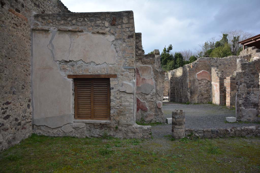 IX.5.9 Pompeii. March 2017. Room i, looking north along west side of peristyle towards atrium b.
Foto Christian Beck, ERC Grant 681269 DCOR.
