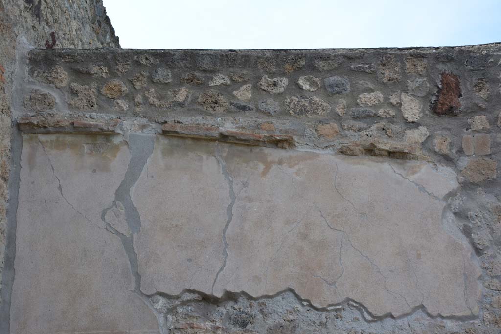 IX.5.9 Pompeii. May 2017. Room i, detail of upper north wall above window into room l (L).
Foto Christian Beck, ERC Grant 681269 DCOR.
