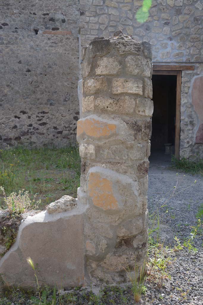 IX.5.9 Pompeii. May 2017. Room i, looking west in north-east corner of portico. 
Foto Christian Beck, ERC Grant 681269 DCOR.
