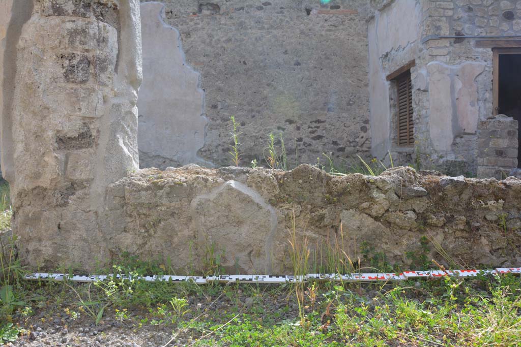 IX.5.9 Pompeii. May 2017. Room i, looking west towards small peristyle wall on east portico in centre. 
Foto Christian Beck, ERC Grant 681269 DCOR.
