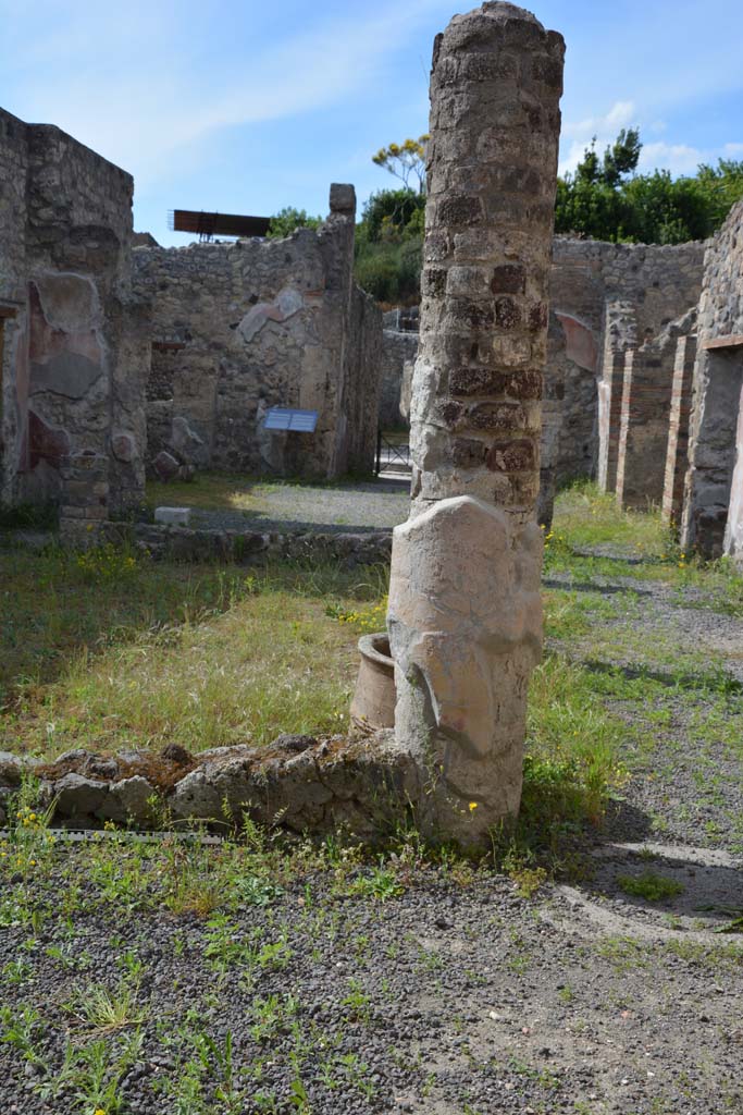 IX.5.9 Pompeii. May 2017. Room i, looking north from south-east portico. 
Foto Christian Beck, ERC Grant 681269 DCOR.
