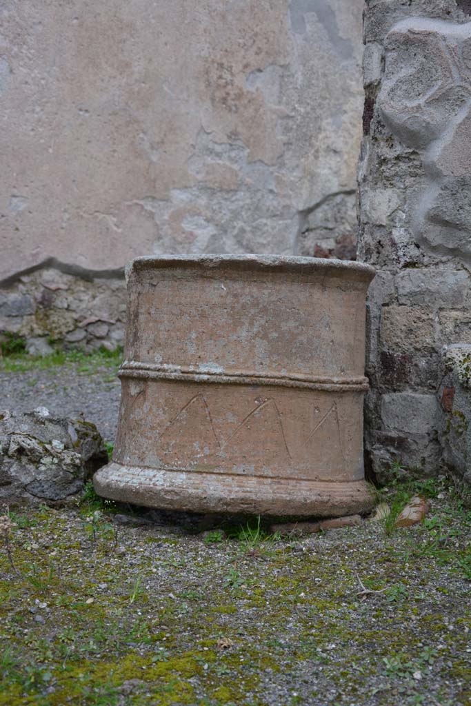 IX.5.9 Pompeii. March 2017. Room i, puteal on east portico.
Foto Christian Beck, ERC Grant 681269 DCOR.
