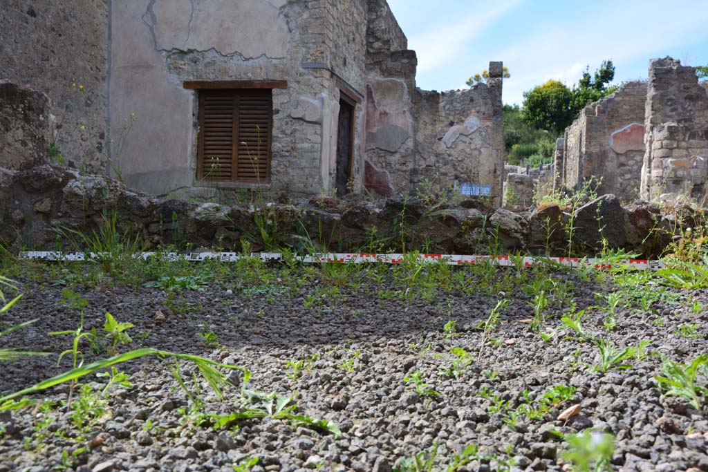 IX.5.9 Pompeii. May 2017. Room i, looking north across south portico towards small peristyle wall. 
Foto Christian Beck, ERC Grant 681269 DCOR.
