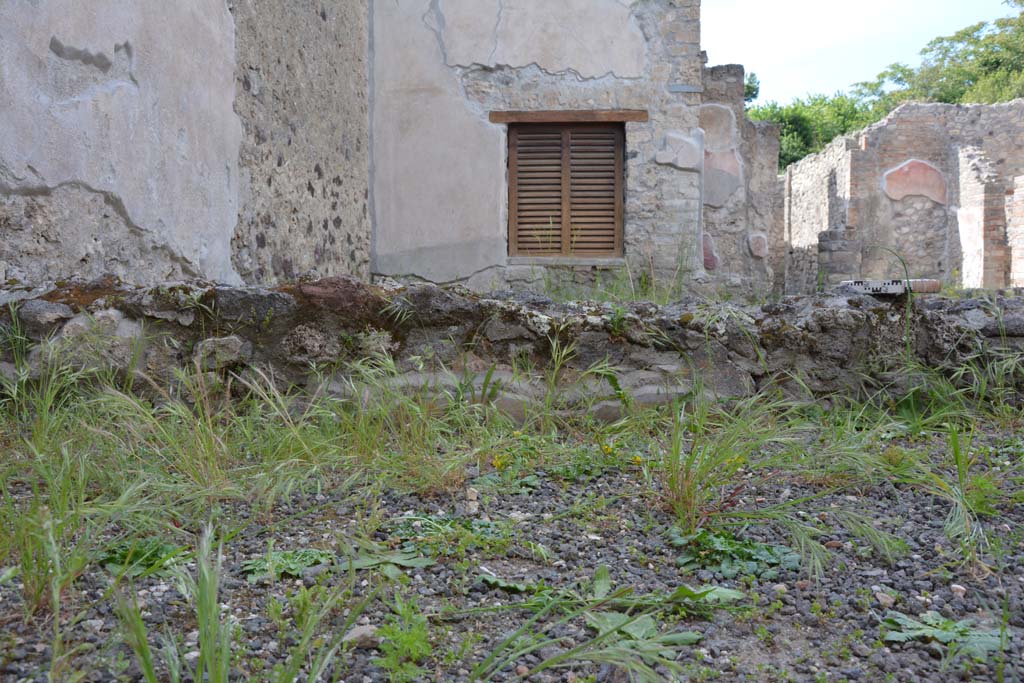 IX.5.9 Pompeii. May 2017. Room i, looking north across south portico towards small peristyle wall at west end.  
Foto Christian Beck, ERC Grant 681269 DCOR.
