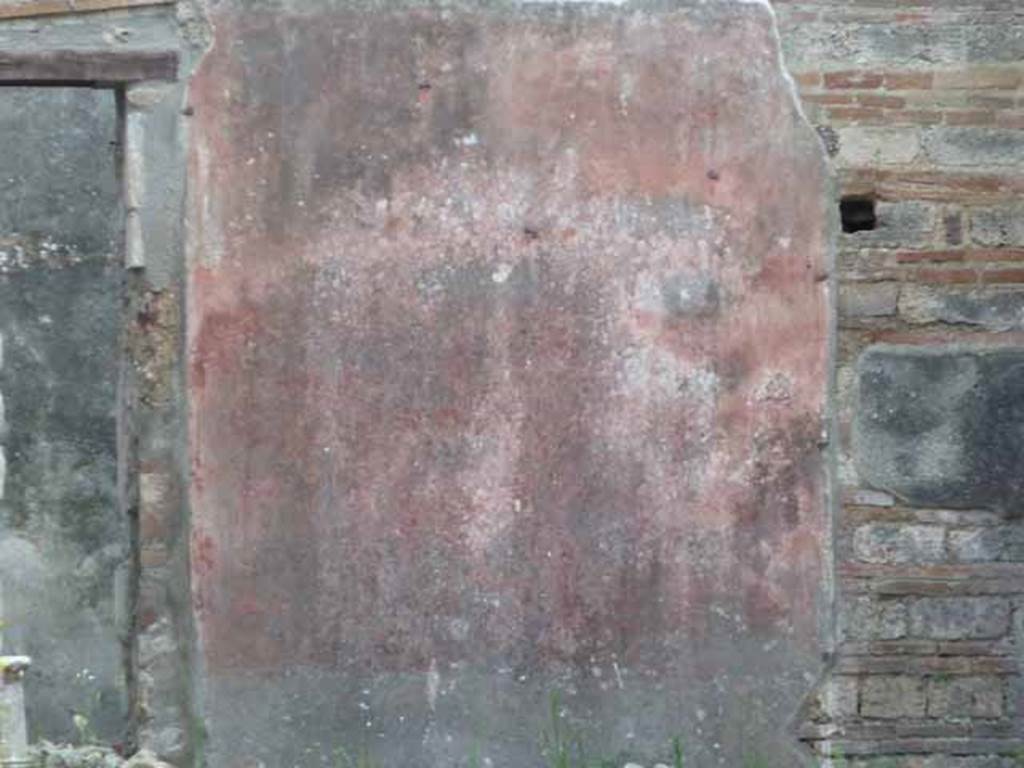 IX.5.9 Pompeii. May 2010. Remains of painted south wall of peristyle i, near room o, taken from entrance doorway.

