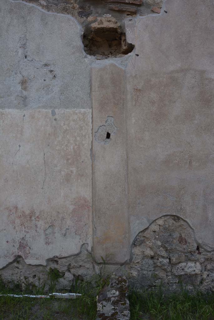 IX.5.9 Pompeii. May 2017. 
Room i, looking west to separating pilaster between south portico and west wall of peristyle.
Foto Christian Beck, ERC Grant 681269 DCOR.
