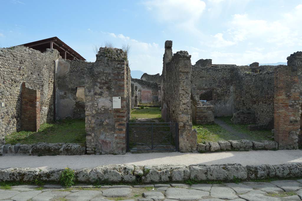 IX.5.9 Pompeii, in centre. March 2019. Looking south through entrance doorway.
Foto Taylor Lauritsen, ERC Grant 681269 DÉCOR.

