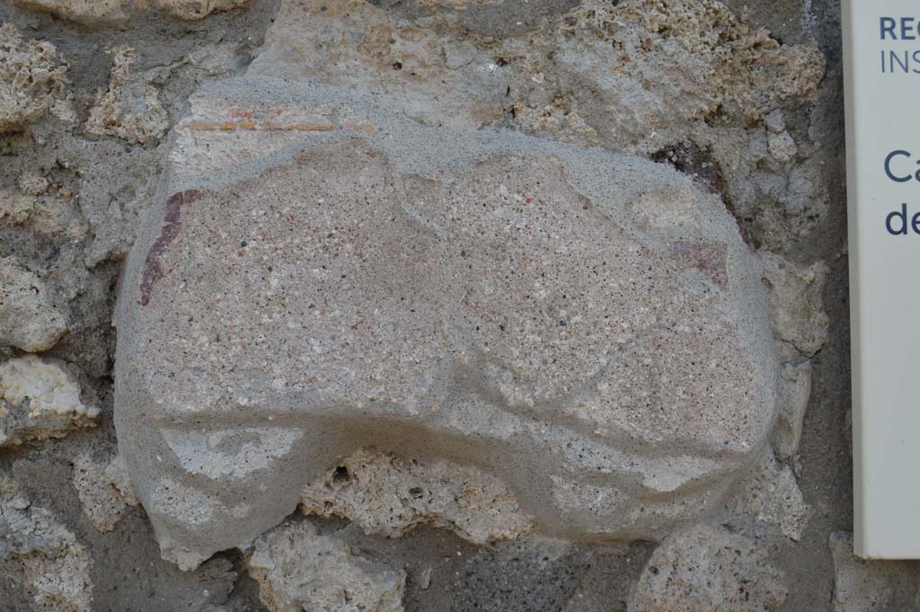 Pilaster between IX.5.10, on left, and IX.5.9, on right, Pompeii. March 2019. Remaining plaster/stucco.
Foto Taylor Lauritsen, ERC Grant 681269 DÉCOR.
