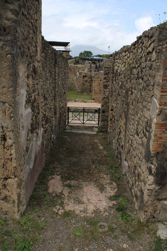 IX.5.9 Pompeii. May 2019. Room “a”, looking north along entrance corridor. 
Foto Christian Beck, ERC Grant 681269 DÉCOR.
