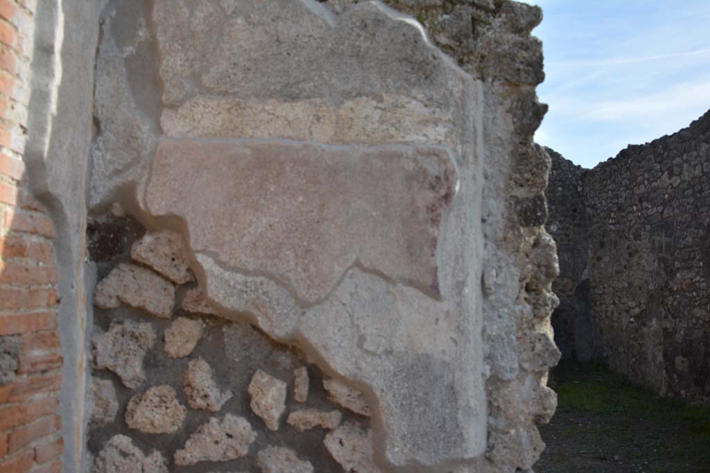 IX.5.10 Pompeii. March 2017. Remaining painted decoration on east side of entrance doorway.
Foto Christian Beck, ERC Grant 681269 DCOR.
