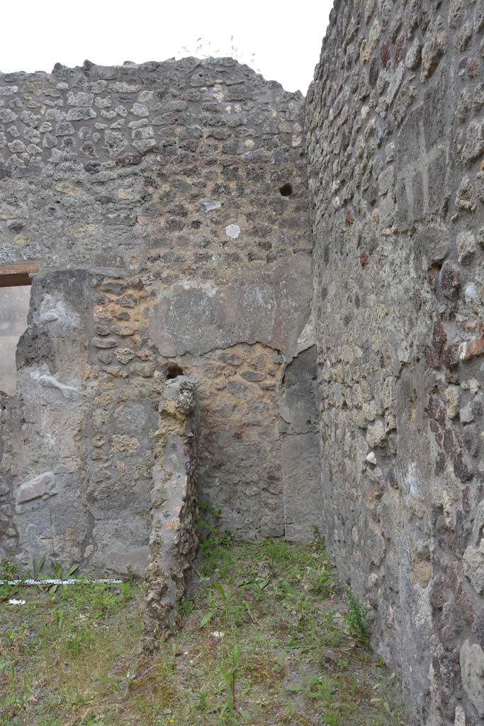 IX.5.10 Pompeii. May 2017. Looking south towards latrine in south-west corner.
Foto Christian Beck, ERC Grant 681269 DCOR.
