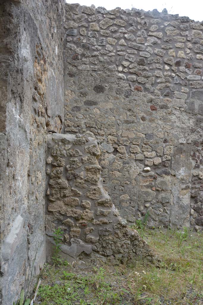 IX.5.10 Pompeii. May 2017. Looking west towards wall of latrine in south-west corner.
Foto Christian Beck, ERC Grant 681269 DCOR.
