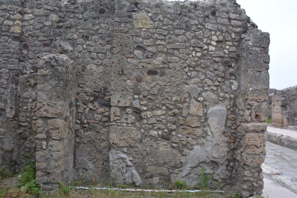 IX.5.10 Pompeii. May 2017. Lower west wall of shop-room at north end.
Foto Christian Beck, ERC Grant 681269 DCOR.
