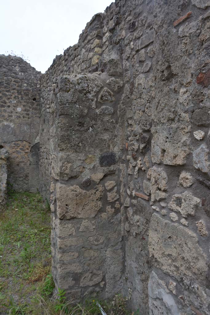 IX.5.10 Pompeii. May 2017. Detail of pilaster against west wall of shop-room.
Foto Christian Beck, ERC Grant 681269 DCOR.

