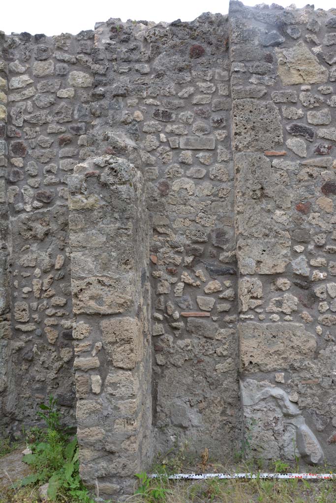 IX.5.10 Pompeii. May 2017. Looking west to pilaster and detail of west wall of shop-room.
Foto Christian Beck, ERC Grant 681269 DCOR.
