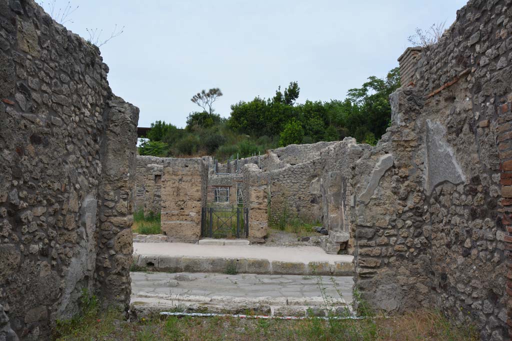 IX.5.10 Pompeii. May 2017. Looking north to entrance doorway and doorway threshold onto Via di Nola.
Foto Christian Beck, ERC Grant 681269 DCOR.

