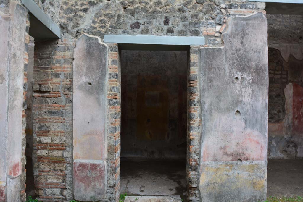 IX.5.11 Pompeii. March 2017. Room f, looking west to doorway in atrium b.   
Foto Christian Beck, ERC Grant 681269 DCOR.

