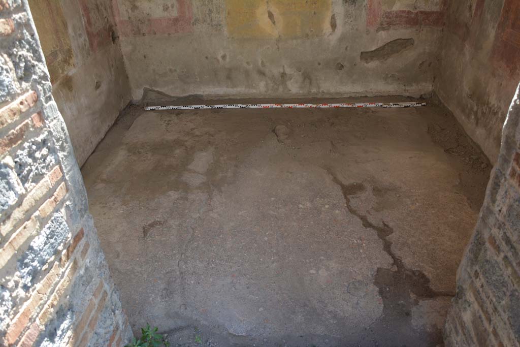 IX.5.11 Pompeii. May 2017. Room f, looking west across flooring through entrance doorway.
Foto Christian Beck, ERC Grant 681269 DCOR.

