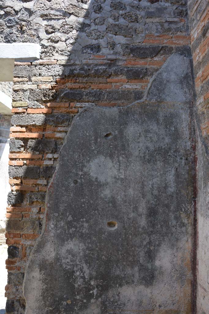 IX.5.11 Pompeii. May 2017. 
Room d, east wall in south-east corner, with doorway to atrium b, on left.
Foto Christian Beck, ERC Grant 681269 DCOR.
