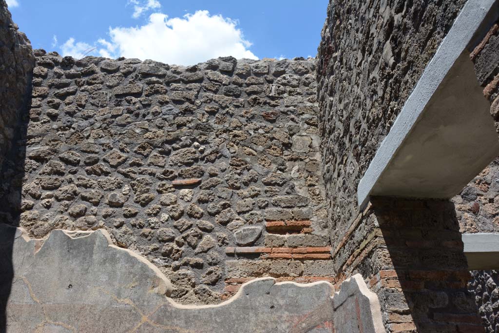 IX.5.11 Pompeii. May 2017. Room d, upper north wall and north-east corner.
Foto Christian Beck, ERC Grant 681269 DCOR.
