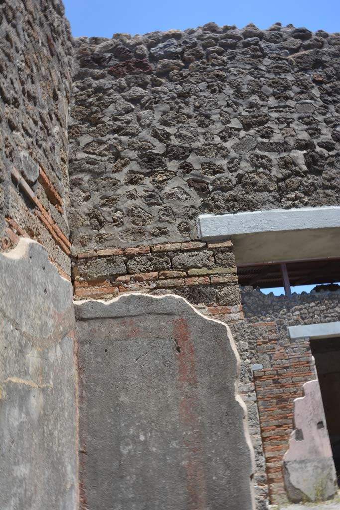 IX.5.11 Pompeii. May 2017. Room d, upper east wall at north end.
Foto Christian Beck, ERC Grant 681269 DCOR.

