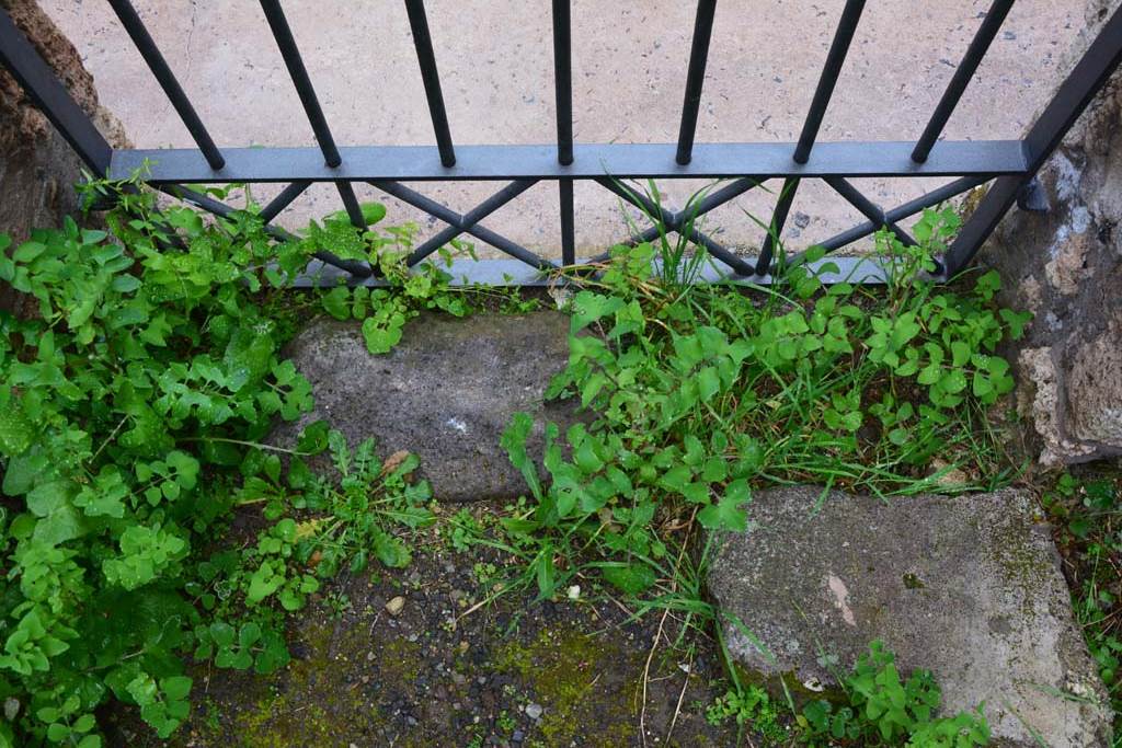 IX.5.11 Pompeii. March 2017. Room r, doorway threshold of IX.5.13 onto side vicolo. 
Foto Christian Beck, ERC Grant 681269 DÉCOR.

