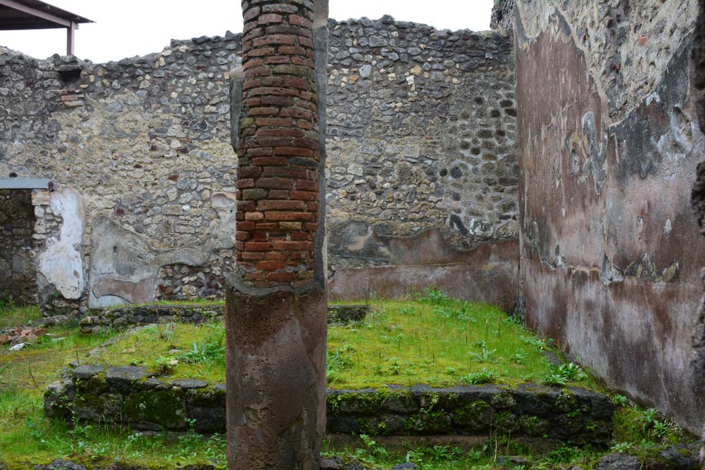 IX.5.11 Pompeii. December 2007. Room 15, triclinium in garden area, looking south-east.