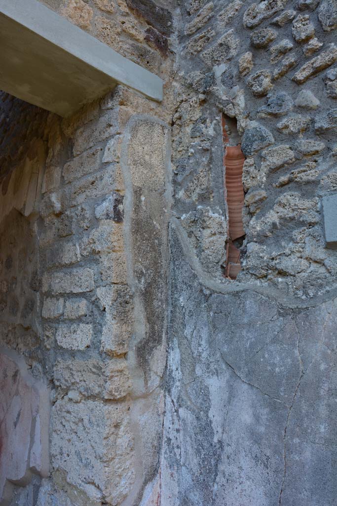 IX.5.11 Pompeii. May 2017. Peristyle n, upper north-east corner above doorway to corridor m.
Foto Christian Beck, ERC Grant 681269 DCOR.

