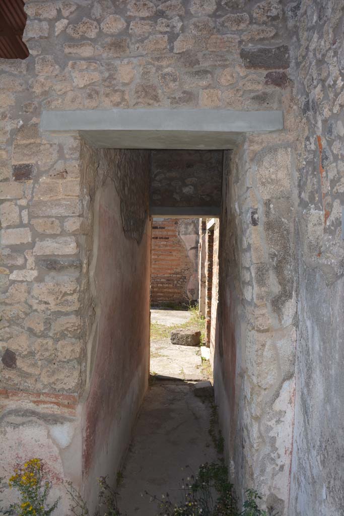 IX.5.11 Pompeii. May 2017. 
Peristyle  n, looking north to pilaster between tablinum, on left, and corridor m, on right.
Foto Christian Beck, ERC Grant 681269 DCOR.
