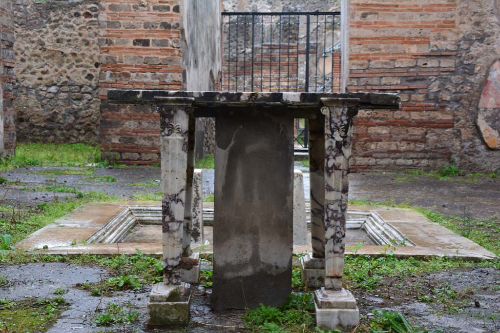 IX.5.11 Pompeii. March 2017. Atrium b, south end of foot of marble table on west side of rear of impluvium.
Foto Christian Beck, ERC Grant 681269 DÉCOR.
