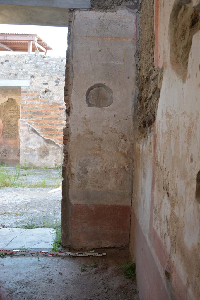 IX.5.11 Pompeii. May 2017. Room g, looking towards west wall in north-west corner.
Foto Christian Beck, ERC Grant 681269 DCOR.
In the white panel of the middle zone were vignettes with cupids, presumably now faded or removed. 


