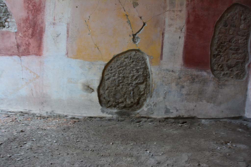 IX.5.11 Pompeii. March 2017. Room h, lower north wall below yellow central panel.
Foto Christian Beck, ERC Grant 681269 DCOR.
