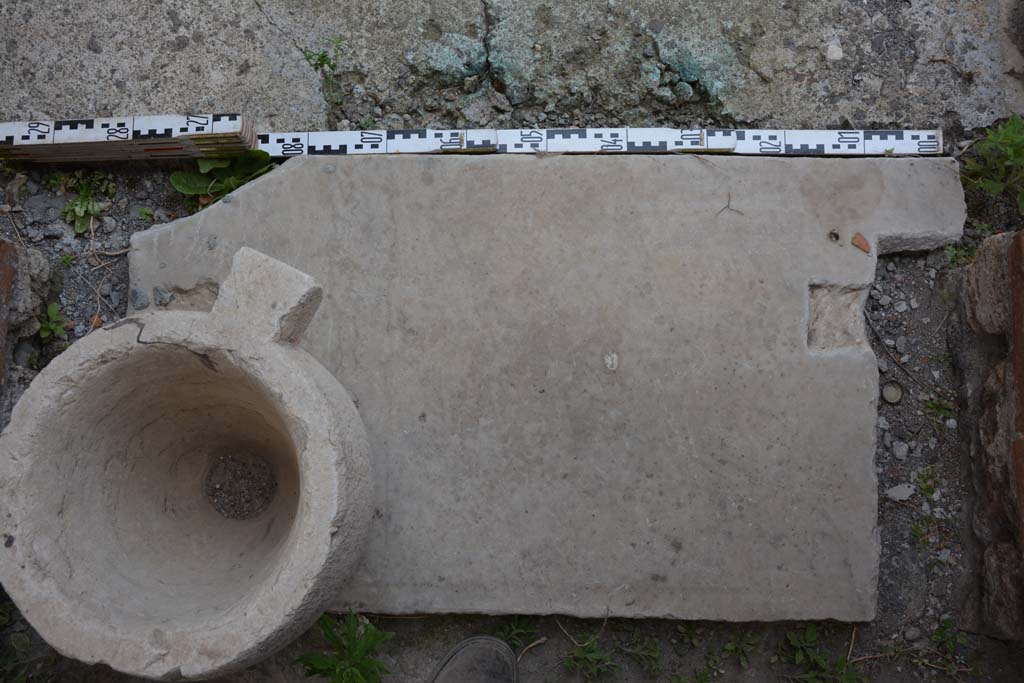 IX.5.11 Pompeii. May 2017. Room i, doorway threshold.
Foto Christian Beck, ERC Grant 681269 DCOR.

